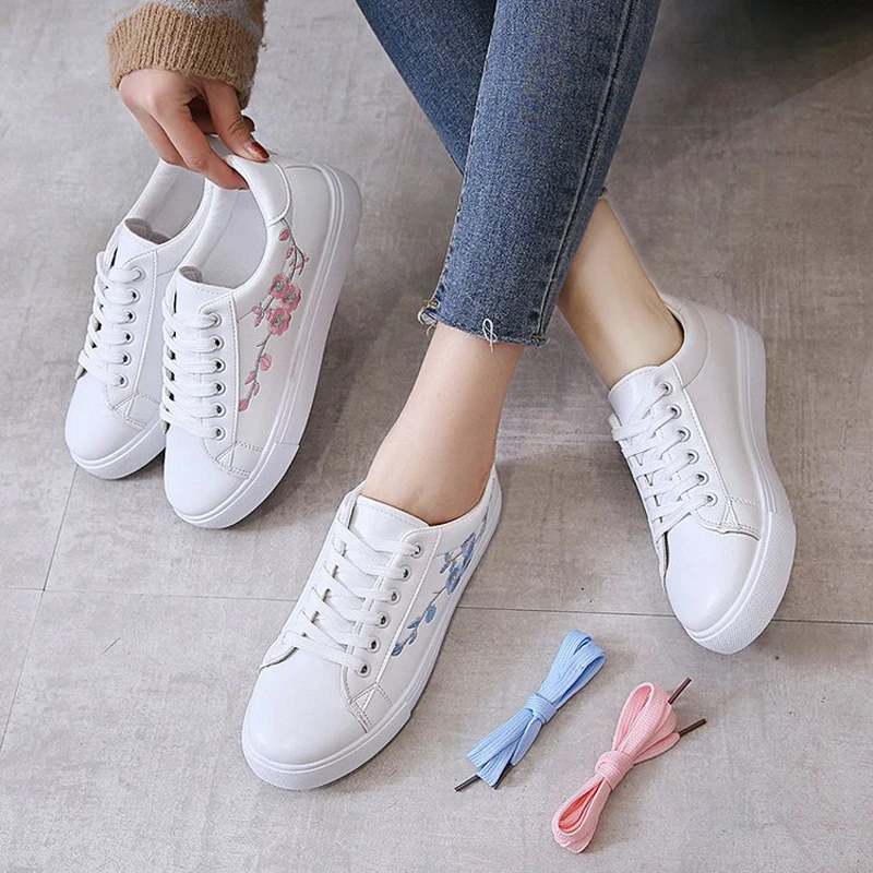 

Vertvie Women Fashion White Shoes Embroidered Floral Sneakers Outdoor Skateboarding Shoes for Female Sports Shoes Soft 2019 New
