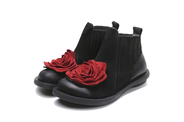 С нарисованными большими красными цветками, Для женщин ботинки; зимние ботинки из коровьей замши с круглым пальцы, лодыжки сапоги на Плоском Каблуке; обувь ручной работы Винтаж сапоги