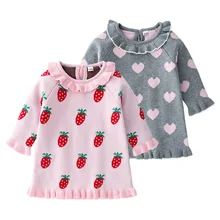 Для маленьких девочек зимний свитер платье Модная одежда для девочек трапециевидной формы Клубничные платья трикотажные с длинным рукавом Дети Костюмы Праздничная одежда, платье