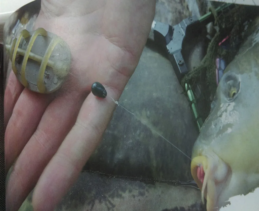 

Carp fishing Method feeder with quick change camo beads method feeder line holder