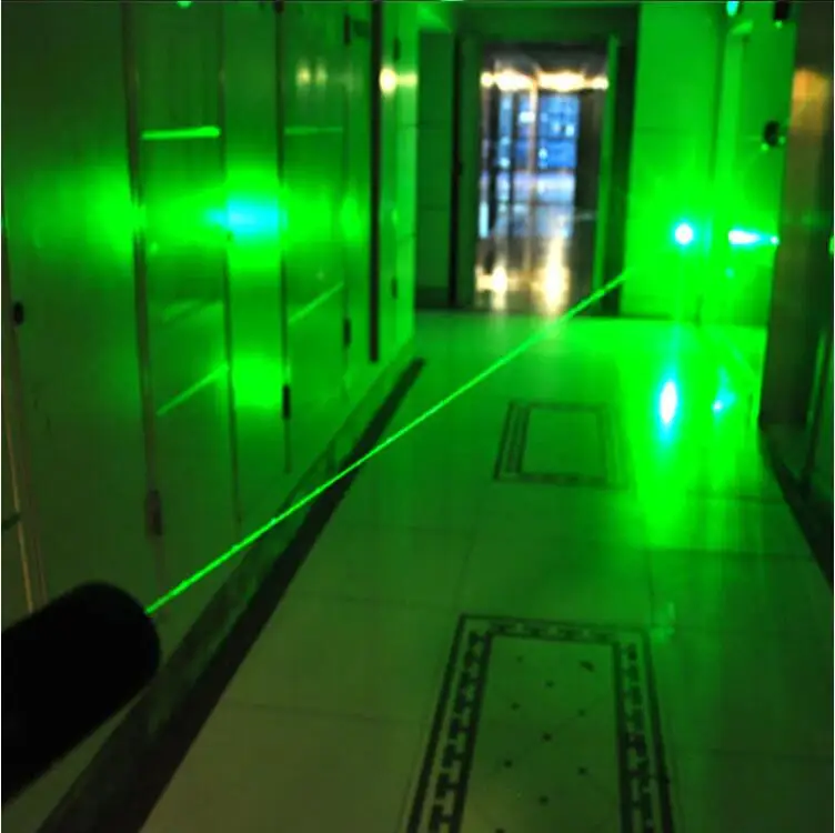 Queima de Fósforo Cigarros + Carregador + Presente Poderoso Lazer Militar 500 w 532nm Ponteiro Laser Verde Sos Lanterna Foco Queimar 500000 m 28 532nm ponteiro laser verde sos lanterna foco