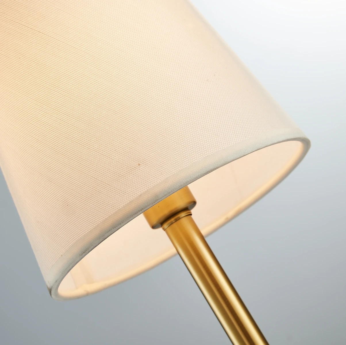 Простая креативная настольная лампа, современная светодиодная прикроватная настольная лампа для спальни, ночник с регулируемой яркостью