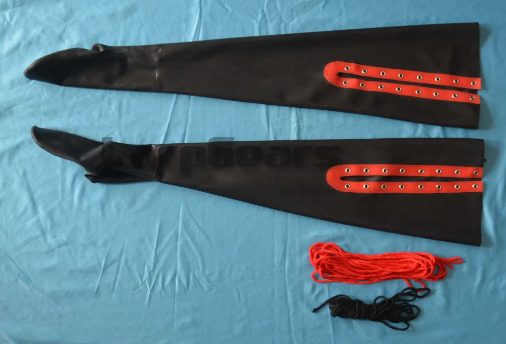 Черные латексные чулки с красной шнуровкой