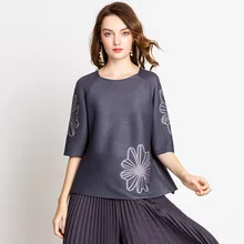 Плюс размер футболка женская Осень Miyake плиссированный принт с горячей фиксацией горный хрусталь Круглый вырез футболки с короткими рукавами для 45-75 кг