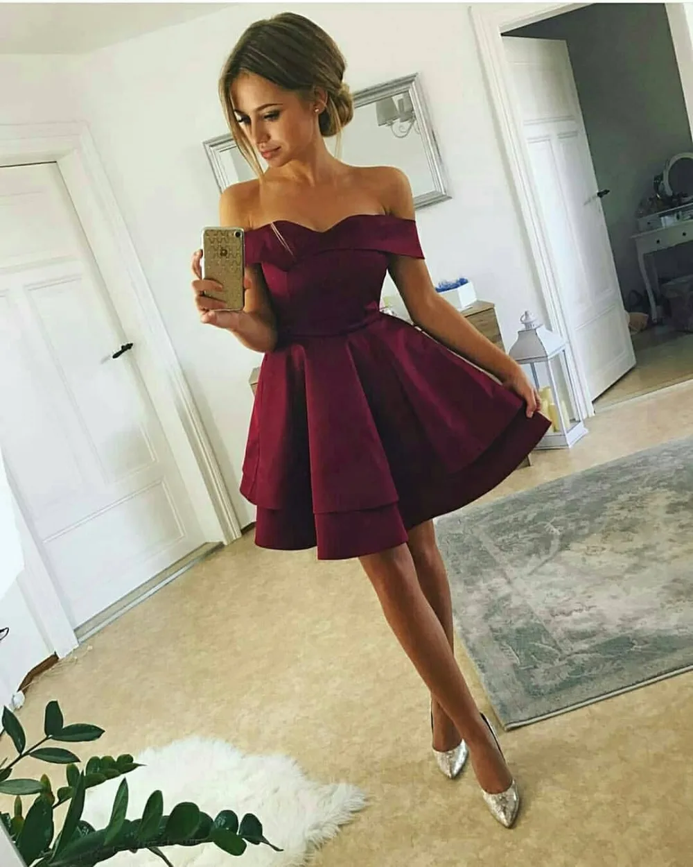 

Lovely Off the Shoulder Short Homecoming Dress Burgundy Cocktail Dresses Sweetheart Tiered Knee Length Satin Graduation Gowns