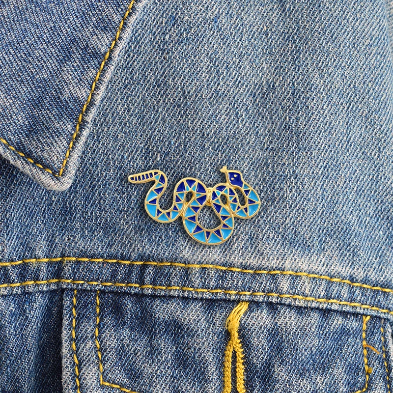 

Fashion Blue Triangle Geometric Pattern Snake Brooch Twisted Cobra Personality Backpack Hat Jeans Lapel Pin Brooches Badge