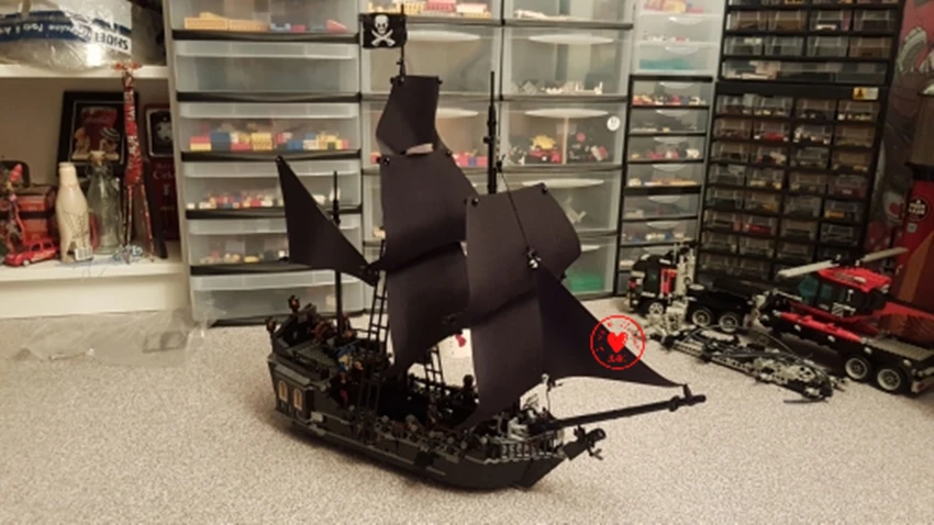 

16006 The Pirates of the Caribbean Queen Anne's Revenge Bricks Blackbeard Building Blocks Compatible With Legoing 4184 Toys