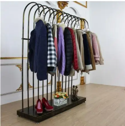 

The clothing store is showing off the shelf of the shelf