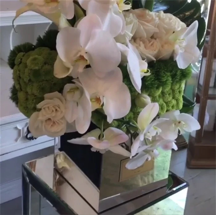 acrylic-flower-delivery-box-with-mirrors-for