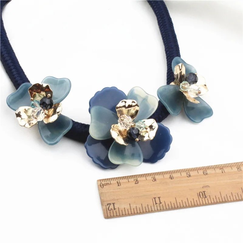Новинка, стильное ожерелье-чокер с голубой веревкой для женщин, крупная белая голубая бусина из смолы, цветок, массивное ожерелье, ювелирные аксессуары