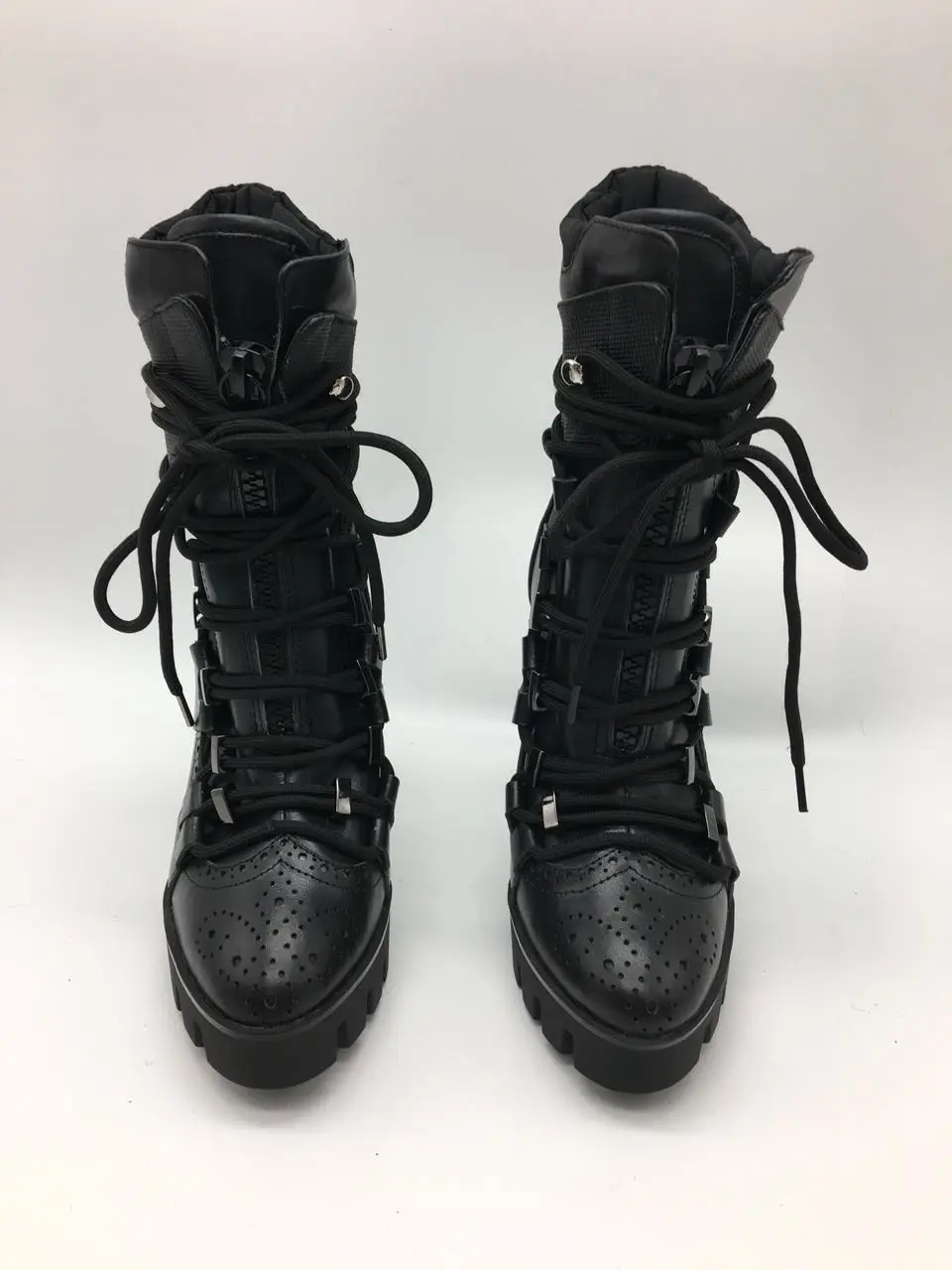 Новинка года; модные черные женские ботинки на платформе из гладкой кожи; ботинки на шнуровке на не сужающемся книзу массивном каблуке; пикантные женские ботинки В рыцарском стиле; размер 42