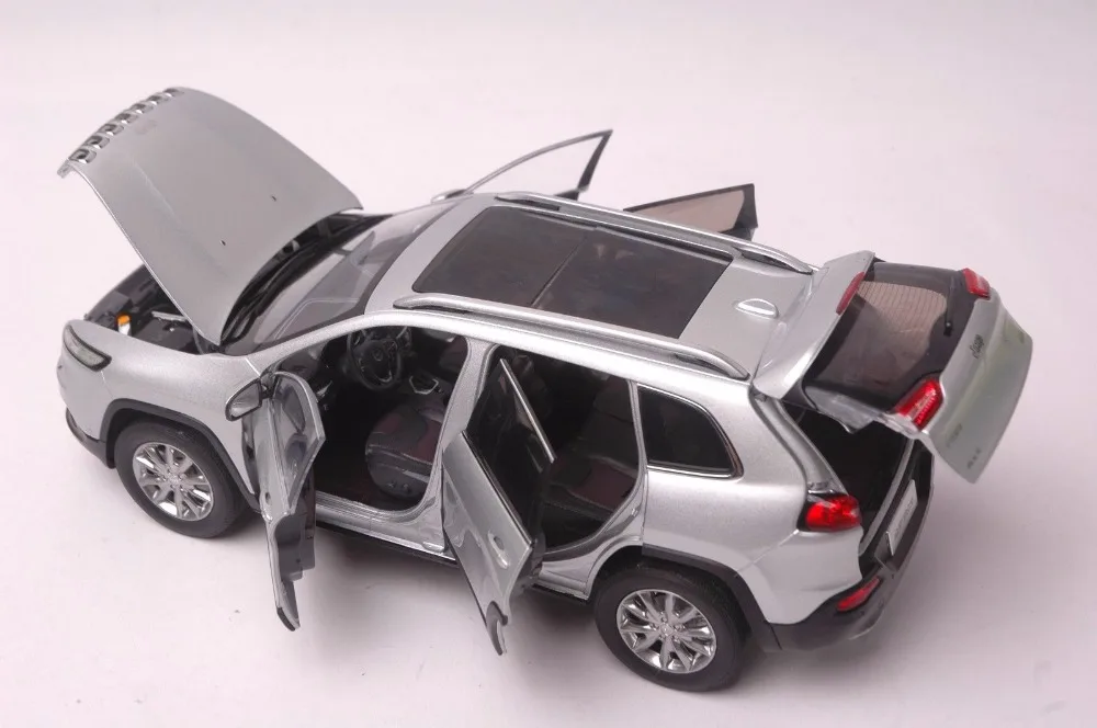 Details about  Jeep Cherokee car model in scale 118 silver 7