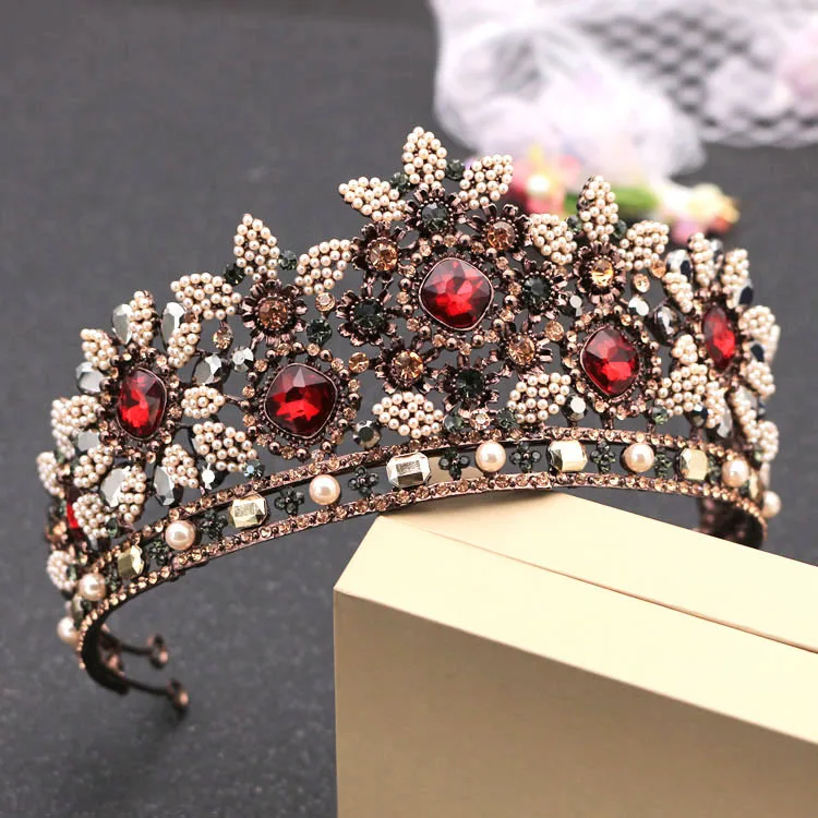 

The bride and the golden crown crown Baroque Vintage Wedding dress dinner crystal jewelry pearl ornaments