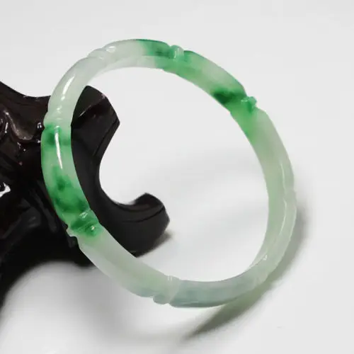 

2678 BEAUTIFUL HAND-CARVED EMERALD GREEN JADEITE JADE GEMS BANGLE BRACELET