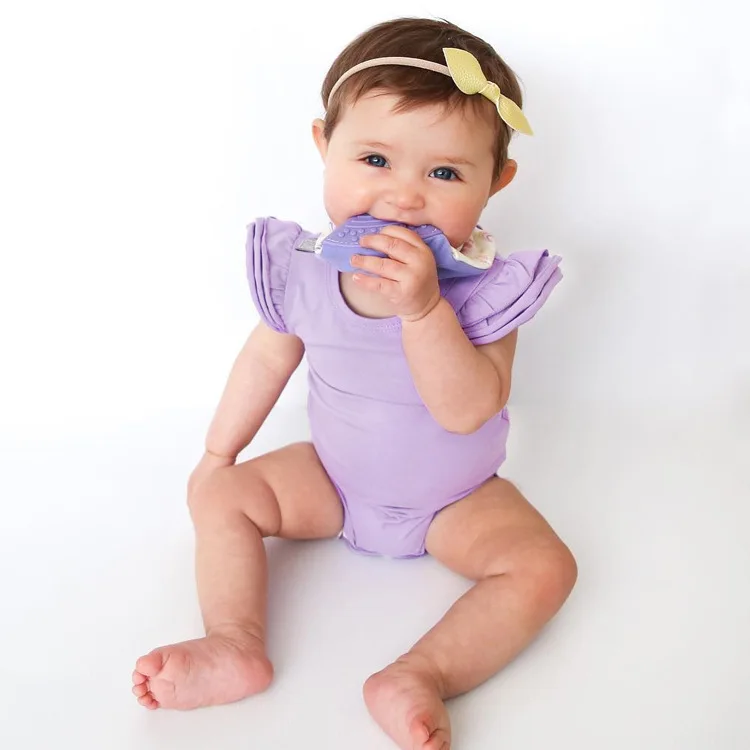 Боди; От 6 месяцев до 2 лет для девочек; летняя одежда для малышей; однобортный короткий рукав-крылышко; цвет черный, белый, розовый, бордовый, фиолетовый