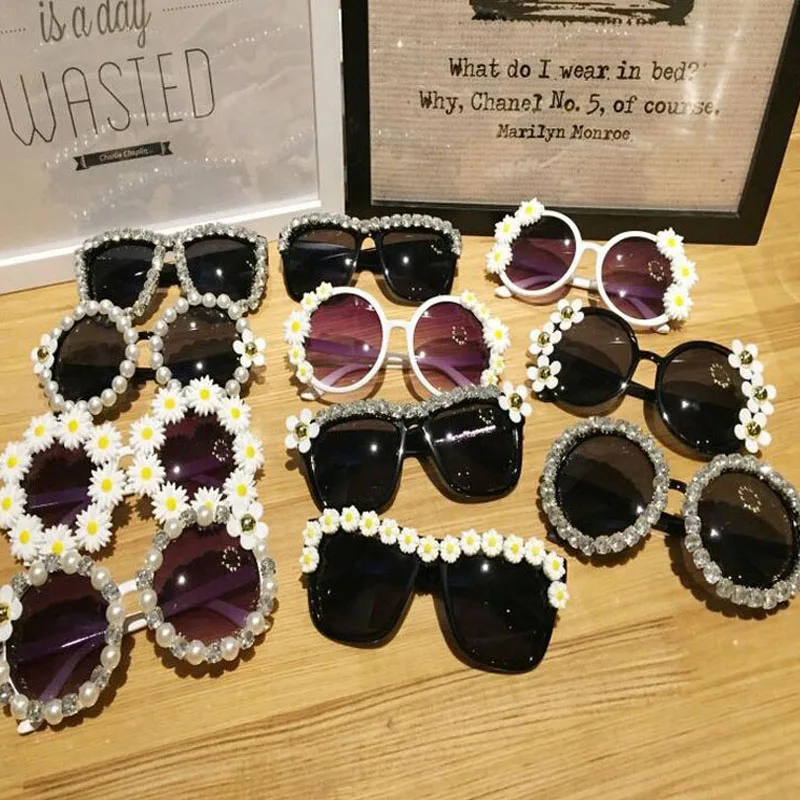 

7 Design Fashion Women Sunglasses Retro Rhinestone Flower with Pearl Beach Party Sunglasses Costume Fancy Dress Gift ZA3075