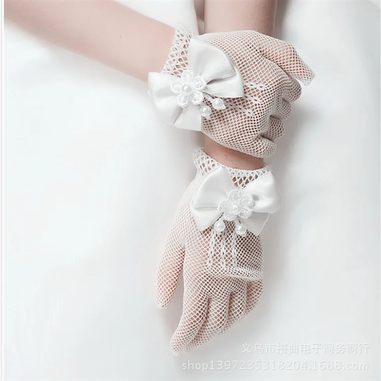 

Girls Gloves Finger Elastic Tulle Children Gloves For Wedding Appliqued Wrist Length Kids Short Pearl Wedding Gloves Bow LT055