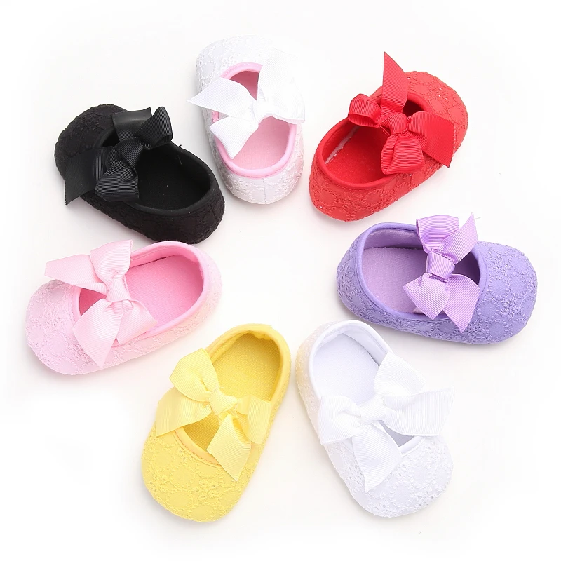 Милая обувь для новорожденных девочек; обувь для маленьких девочек на мягкой подошве с бантиком; демисезонная повседневная обувь без шнуровки с цветочным принтом; Размеры 0-18 месяцев; 5 стилей
