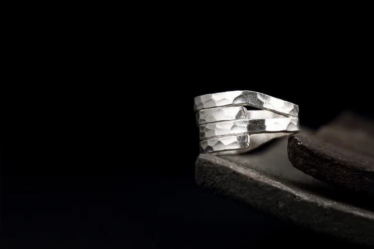 S925 стерлингового серебра Таиланд ручной работы Нерегулярные ударов трассировки кольца для Для женщин Регулируемый преувеличены кольцо