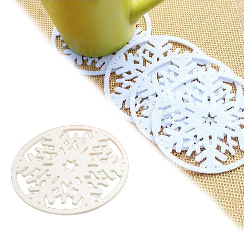 1pc Portable Non-Woven Fabric Hollowed-Out Heat-Insulated Cartoon Christmas Snowflake Table Cup Pad Mat