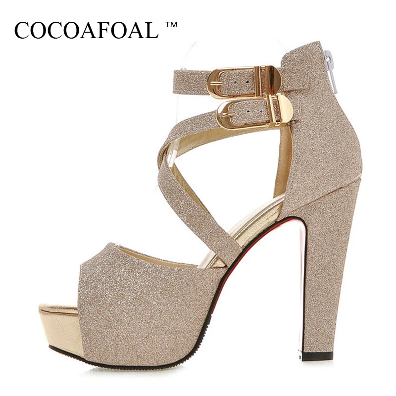 preço COCOAFOAL das Mulheres Sandálias de Couro de Salto Alto Mulher De Prata de Ouro Sapatos Pretos Plus Size 32 Festa de Casamento Mulheres de Salto Alto sandálias