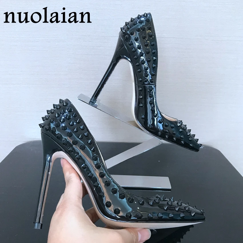 Фирменный дизайн; черные туфли с острым носком; туфли на высоком каблуке с заклепками; женские туфли-лодочки из лакированной кожи на высоком каблуке и платформе; женская обувь для вечеринок