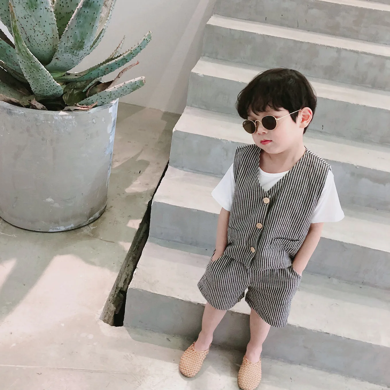 

Korean style fashion boys vertical stripe Tooling wind clothes suits kids cotton linen vest+shorts 2pcs sets