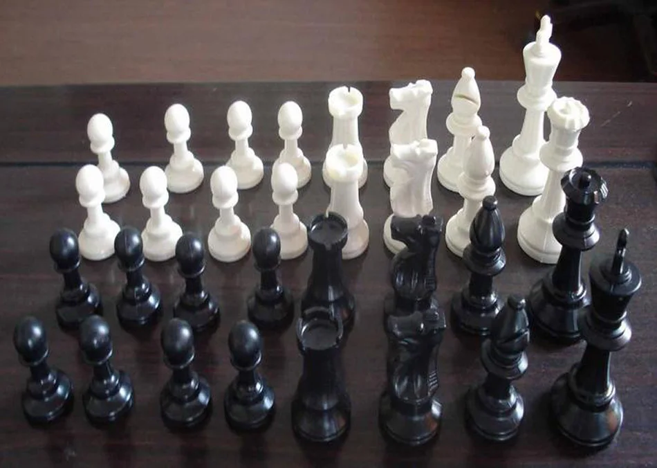

Quality Plastic Resin International Chess Set King High 97mm 32 Chess Pieces Set Chessboard Family Party 97MM Chess Set Kids Toy