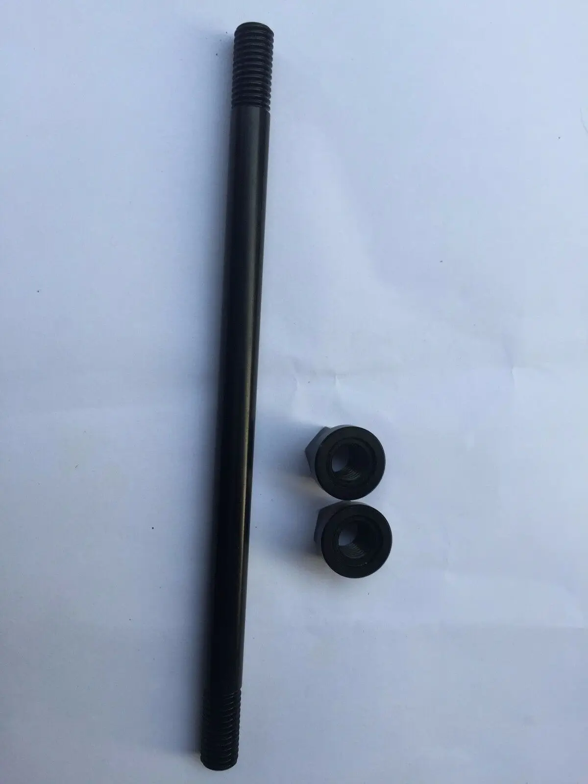 Cheap Cycle Rear Thru-Axle 135 x 10 mm with Nut 1