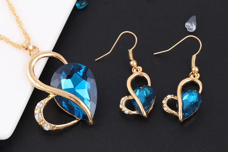 2493734121_793437558