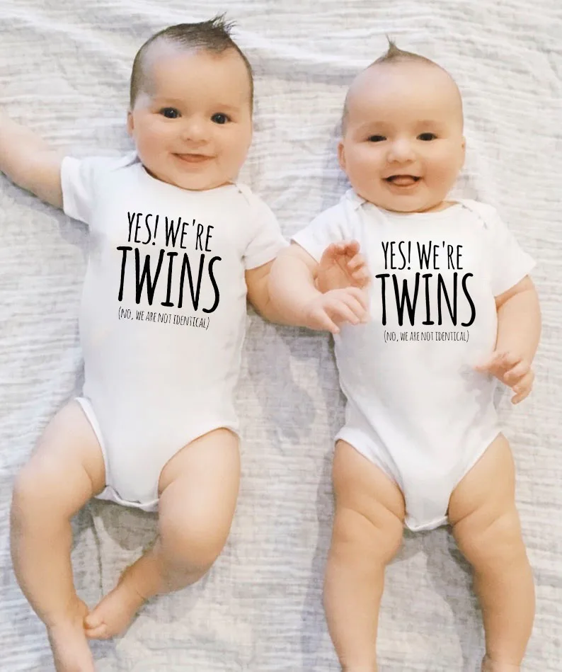 Yes We Are Twins Newborn Twins Одежда для маленьких мальчиков и девочек белая буква принт комбинезон игровой костюм с коротким рукавом