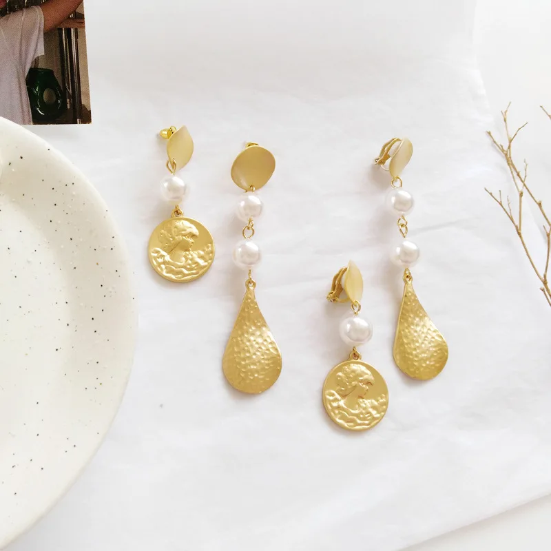

Asymmetrical Statement Imitation Pearls Earrings Royal Spanish Queen Head Coins Clip On Earrings Non Pierced for Women Brincos