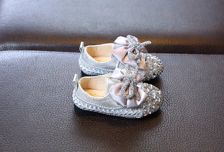 Весенне-осенняя новая кожаная обувь для девочек с круглым носком, детская обувь на квадратном каблуке, обувь для девочек с мягкой подошвой, обувь принцессы с цветами