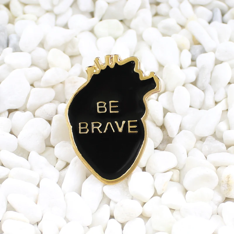 Металлическая брошь в виде черного сердца с золотой каймой &quotBE BRAVE&quot простой