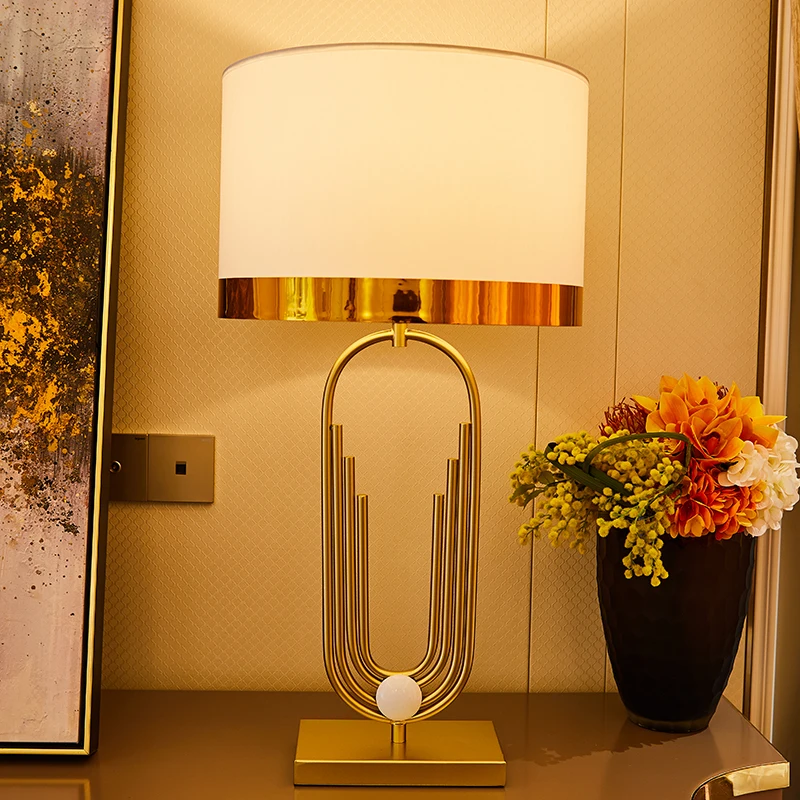 

American Retro Light Luxury Personality Metal Table Lamp Nordic Minimalist Design Fashion Table Lamp For Living Room Bedroom