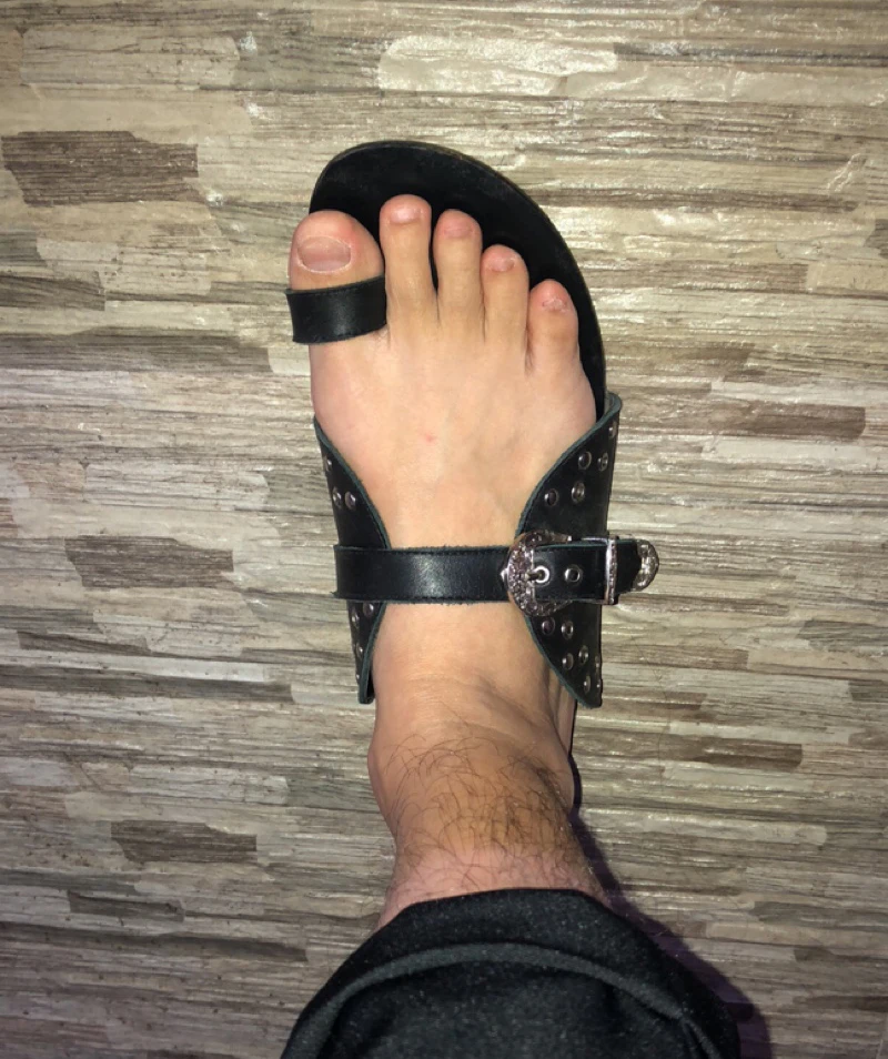 Настоящая кожа черный шпилька домашние тапочки Дизайнерская обувь мужчины высокого качества воздухопроницаемый Runway слайды петля для носка сандалии заклепка лето