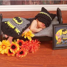 Новорожденные Фотография Опора Детские черный Шапки Бэтмена, Детские ручной работы связанные крючком Бэтмен шляпа и крышка комплект
