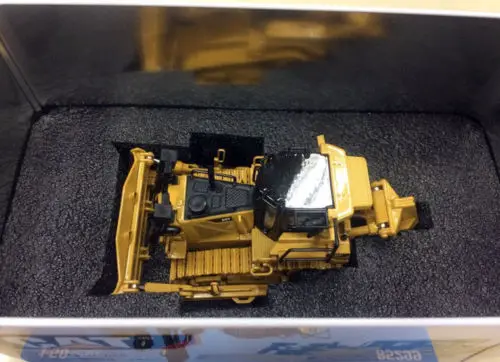 DM 1:50 Caterpillar CAT D8T Инженерная техника Трековый трактор модель детской игрушки 85299