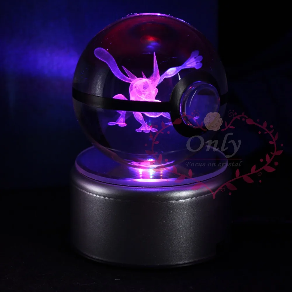 Popolare 3D Greninja Pokemon Go Sfera di Cristallo Incisione Popolare 3D Greninja Pokemon Go Sfera di Cristallo Incisione Rotonda Con La Linea Nera Palla HA CONDOTTO LA Base Chiara per I Regali Dei Bambini in Popolare