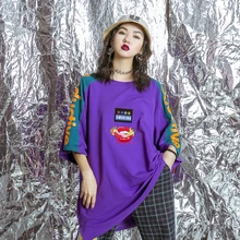 Стиль уличный BF цвет столкновения сшитый плечо рукав мода красная помада вышитые подол вилка средней длины Футболка