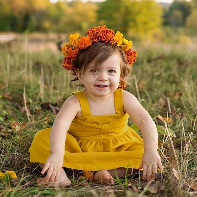 малыш желтый. детские фотосессии на однотонном фоне. покажи малыша в желтом. малыш в желтом 2024. малыш в желтом милый.