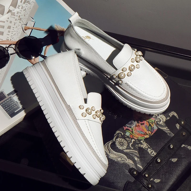 جلد طبيعي أحذية بيضاء صغيرة اثنين من نمط شرابة القوس التعادل جلد قماش أحذية النساء اللؤلؤ رصع الأخفاف المتسكعون