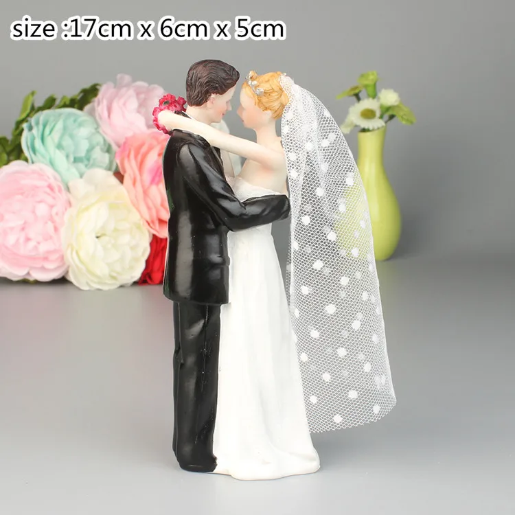 1 x Decorative Silver Bride and Groom Topper with boquet of flowers and rings