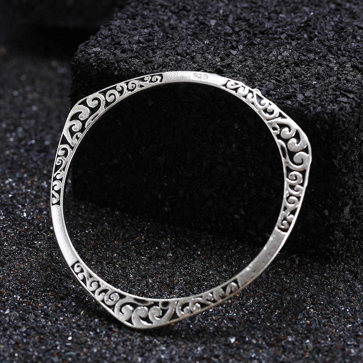 

Women Retro Ethnic Bangles Carved Triangle Bangle Bracelet Vintage Silver Cuff Bracelets Boho Jewelry Gifts pulseira feminina
