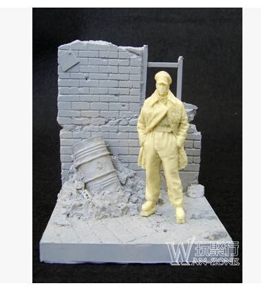 

1/35 WW2 soldier Scene model accessories WWII Resin Model of The ruins of the platform 6.5*6.5*8cm not include the soldier