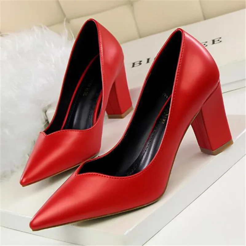 Парадное, тонкое Женская обувь на квадратном каблуке из искусственной кожи женские туфли-лодочки в сдержанном стиле модная обувь на высоком каблуке Острый носок с закрытым носком для офиса офисные туфли - Цвет: Красный