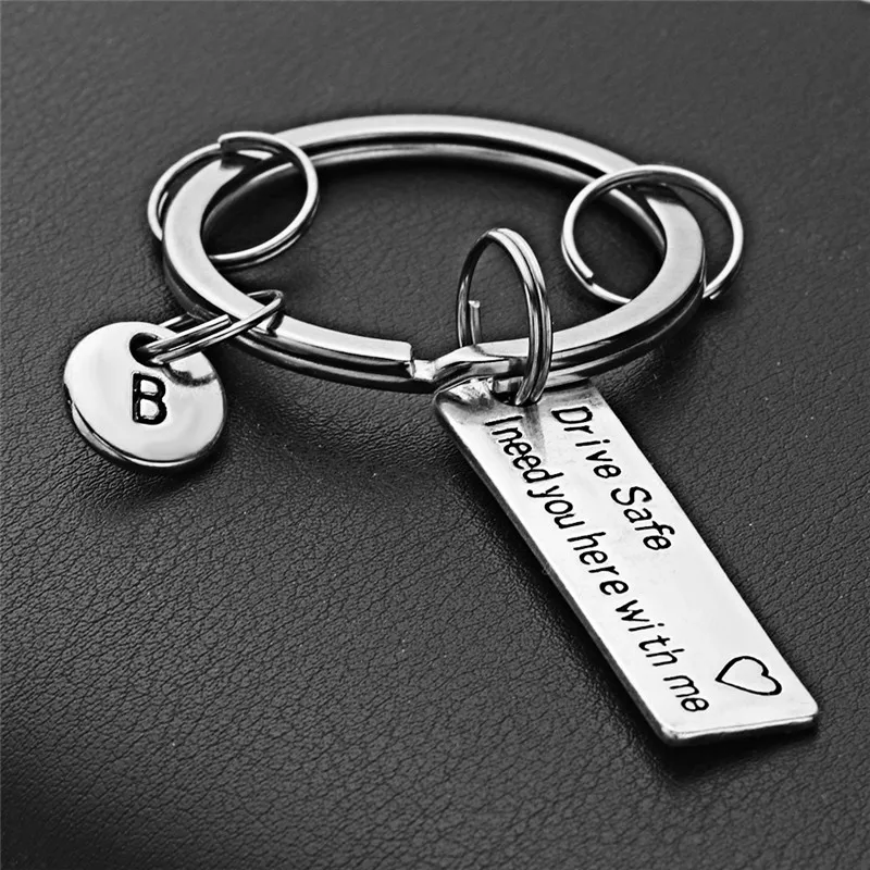Безопасный брелок для ключей с гравировкой, буквами A-Z, индивидуальный брелок для влюбленных пар, пар, парней, подарок для автомобиля P013