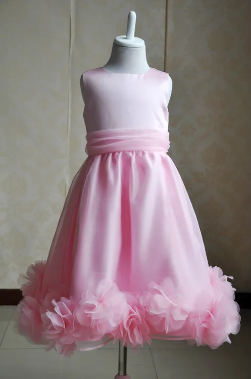 Pink princess communion dresses Communion dresses are instantly recognizable by their pure white fabric, which evokes the purity of a child's soul. Pink Princess first communion dresses are known by their superior quality, a level of attention to detail that befits the importance of the first communion day.