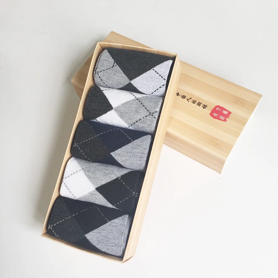 

5 Pairs/lot Cotton Men Socks Solid Argyle Dot Pattern Sock Casual Spring Summer Man Short Socks With Gift Box Type SS01 2018