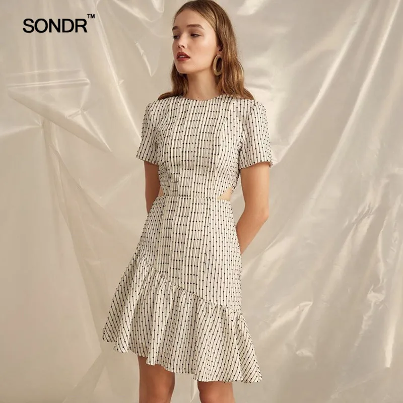 

SONDR summer of 2019 the new contracted dot geometrical irregular stripe waist waist hollow out a short-sleeved dress